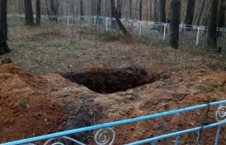 Поблизу села на Рівненщині невідомі розкопали масове поховання євреїв