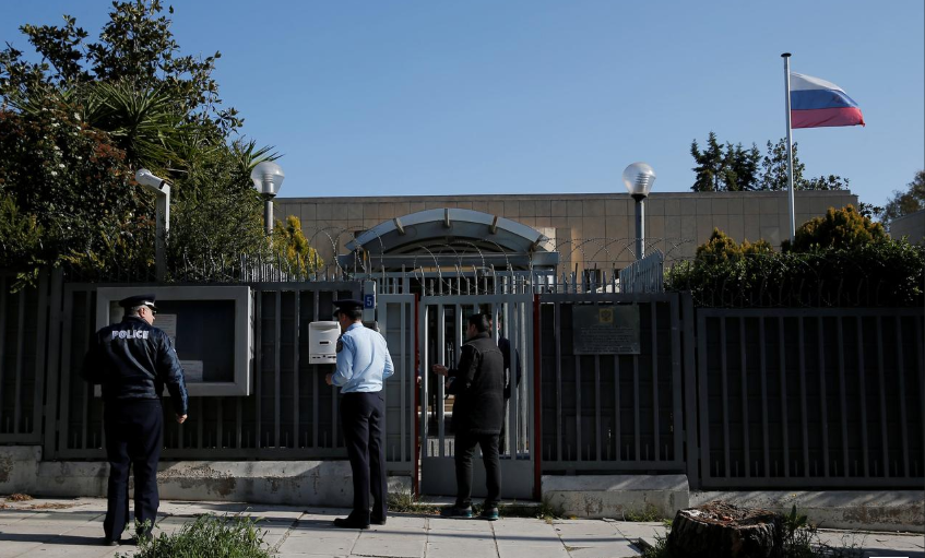 Невідомі кинули вибухівку під російське консульсьво в Афінах