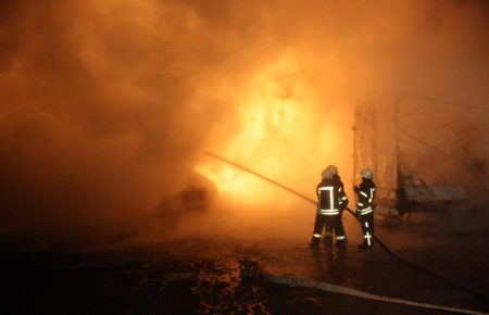 Пожежу на газовій станції у Кропивницькому ліквідували, 2 рятувальників дістали опіки — ДСНС