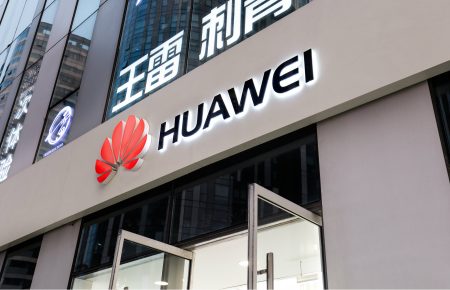 Компанія Huawei позивається проти уряду США