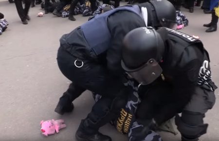Сутички під час візиту Порошенка у Полтаві: поліцію закидали іграшковими свинками
