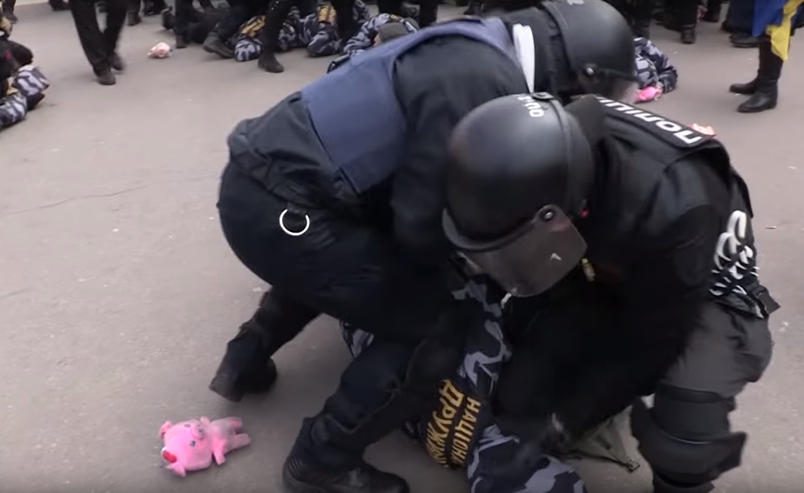 Сутички під час візиту Порошенка у Полтаві: поліцію закидали іграшковими свинками