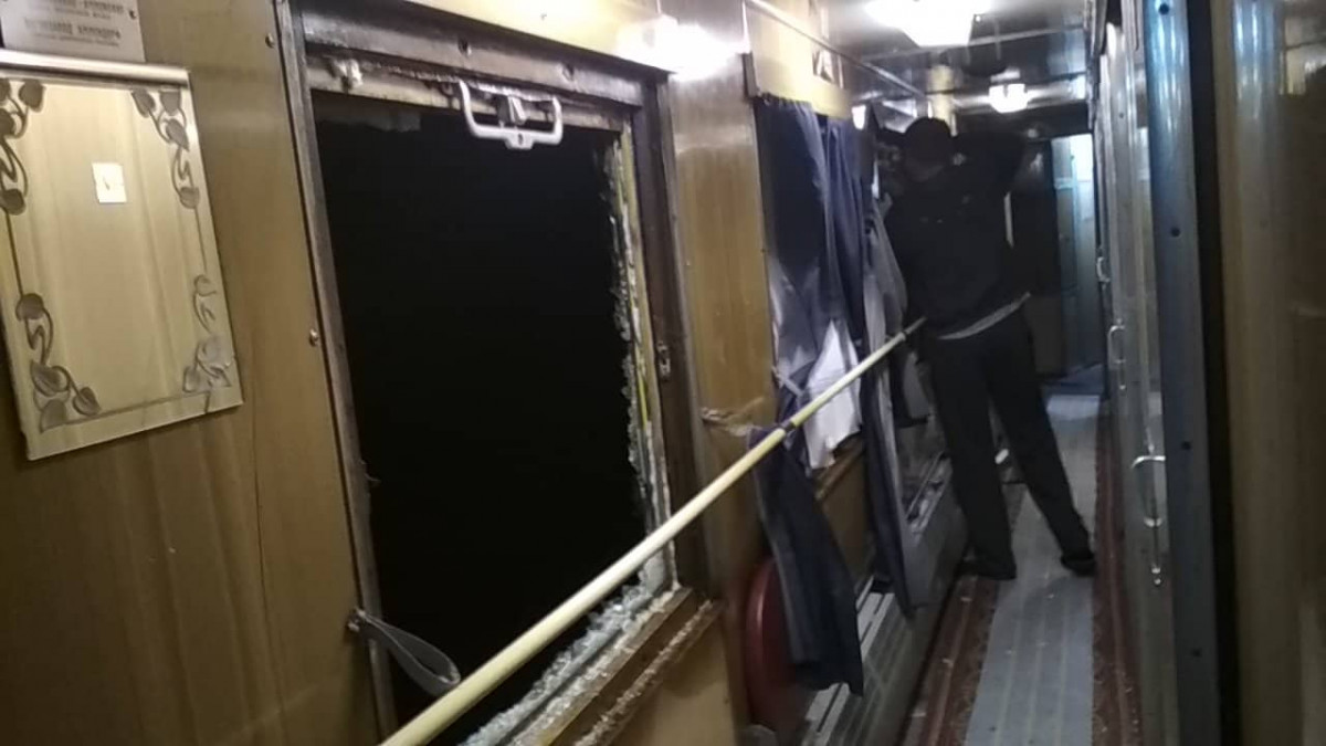 У потязі Івано-Франківськ-Миколаїв невідомі вибили вікна у двох вагонах (фото)
