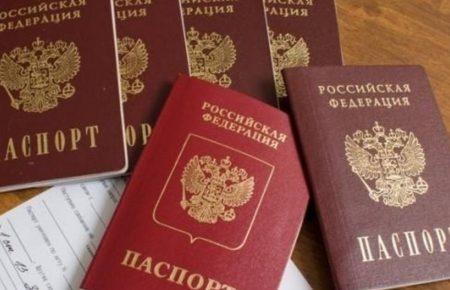 Люди на окупованій території скептично ставляться до новини про видачу російських паспортів — Діхтяренко
