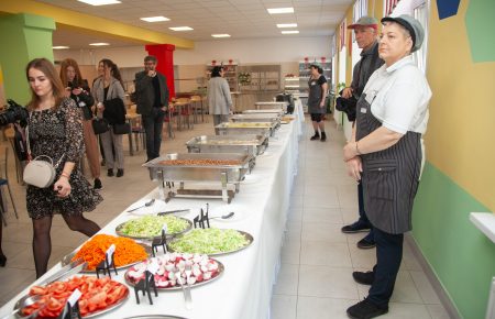 У школах Києва вводять харчування за принципом «шведського столу»