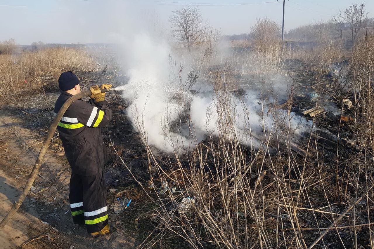На Харківщині через спалювання сухостою та сміття загорілися 2 будинки — ДСНС