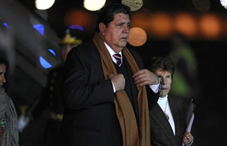 Екс-президент Перу помер після того, як вистрілив у себе перед арештом