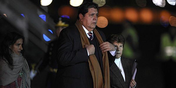Екс-президент Перу помер після того, як вистрілив у себе перед арештом