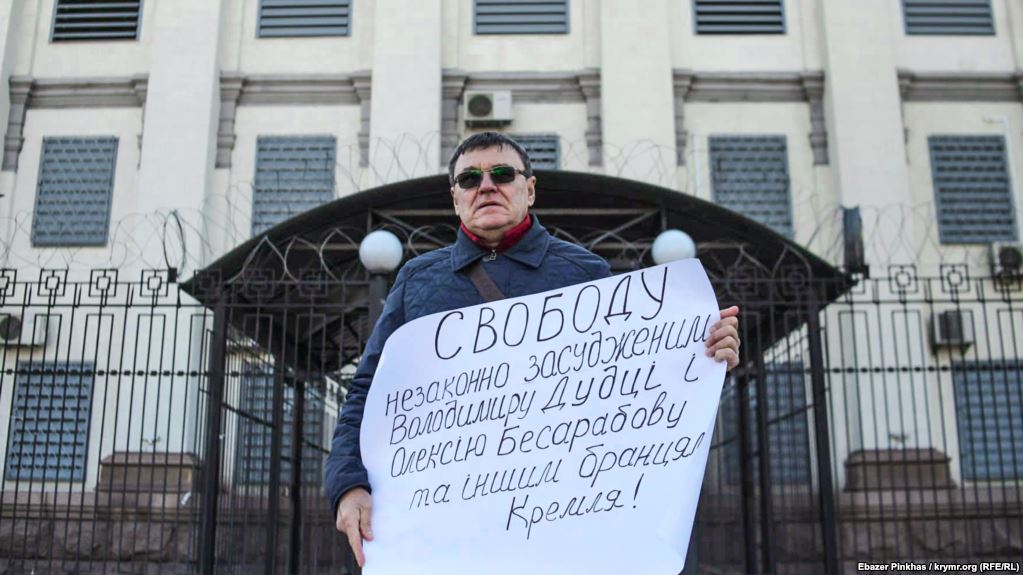Брат засудженого в окупованому Криму Дудки влаштував пікет під посольством Росії у Києві