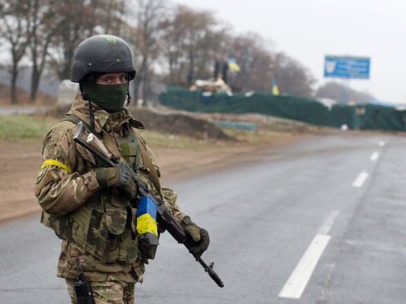 Бойовики зранку тричі обстріляли позиції ЗСУ на Донбасі