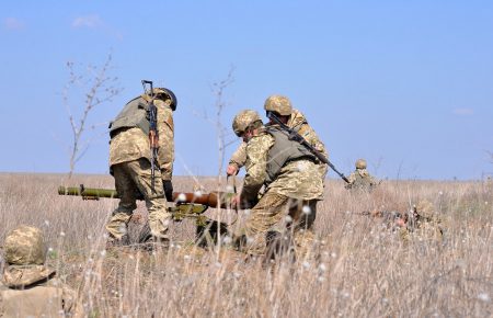 За добу на Донбасі бойовики здійснили 18 обстрілів, трьох військових поранено