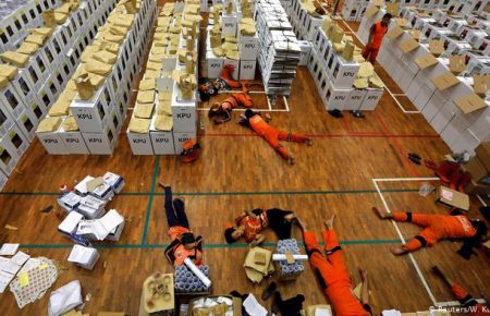 Протягом виборів в Індонезії від перевтоми померли 272 людини