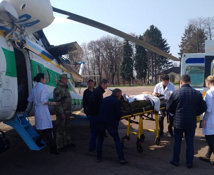 Пораненого на КПВВ «Мар’їнка» прикордонника гелікоптером доправили до Києва