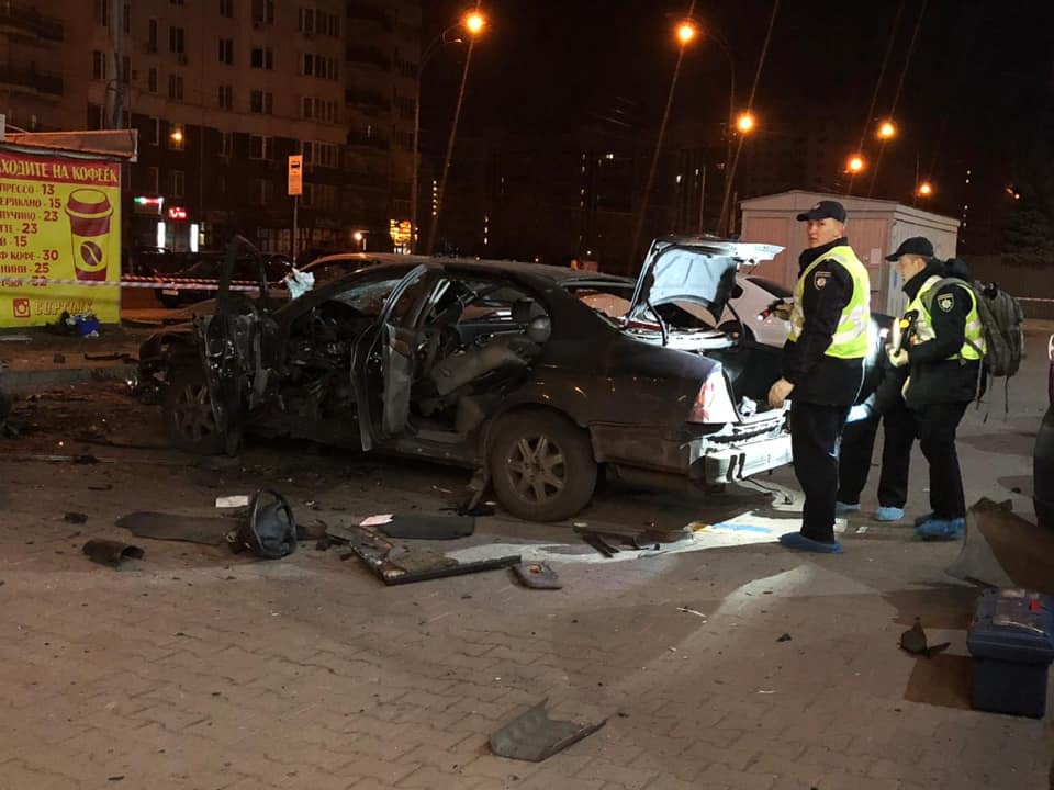 У Києві вночі вибухнула автівка: один чоловік у лікарні