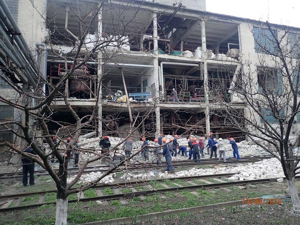На заводі у Лисичанську стався вибух, загинула жінка