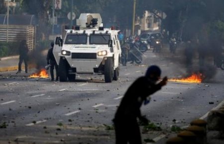 У столиці Венесуели військові на броньованих авто в'їхали у натовп протестувальників