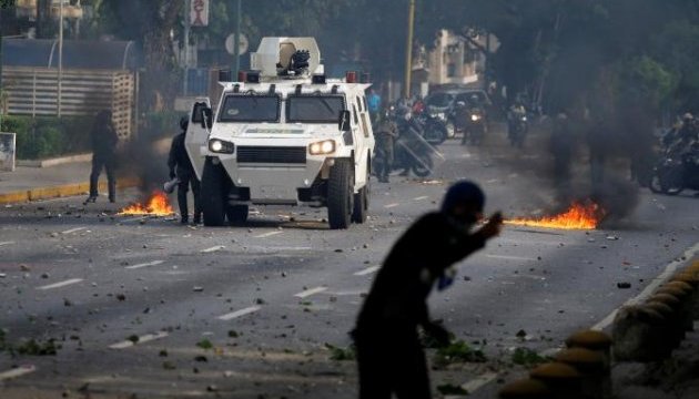 У столиці Венесуели військові на броньованих авто в'їхали у натовп протестувальників