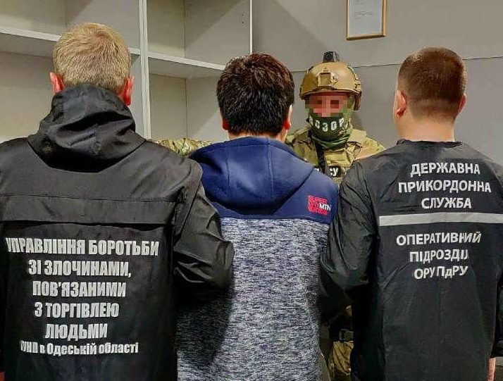 Правоохоронці затримали двох підозрюваних в організації міжнародного каналу торгівлі людьми на Одещині