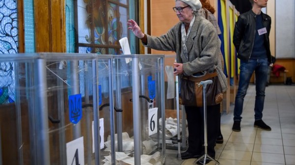 Досі обраховано 99.89% бюлетенів: у Зеленського — 30.23% голосів, у Порошенка — 15.95%