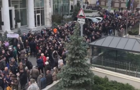 Під штабом Зеленського проходить мітинг (відео)