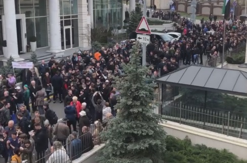 Під штабом Зеленського проходить мітинг (відео)