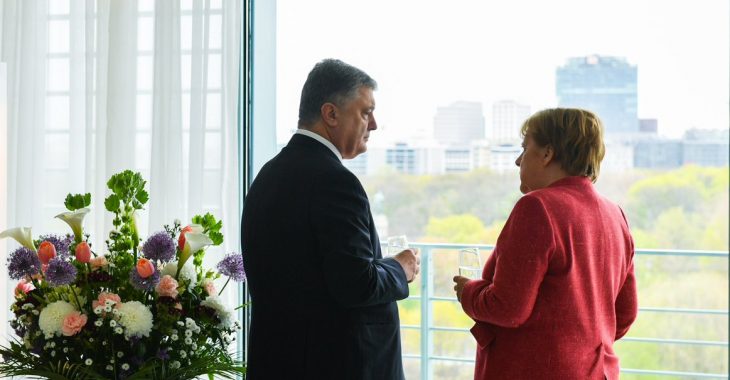 Зустріч Порошенка та Меркель: канцлерка вимагає в Росії звільнити українських моряків Зустріч Порошенка та Меркель: канцлерка вимагає в Росії звільнити українських моряків