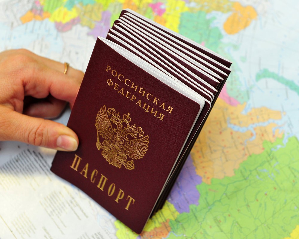 Російські паспорти для Донбасу: у чому загроза і що відомо про їхню видачу?