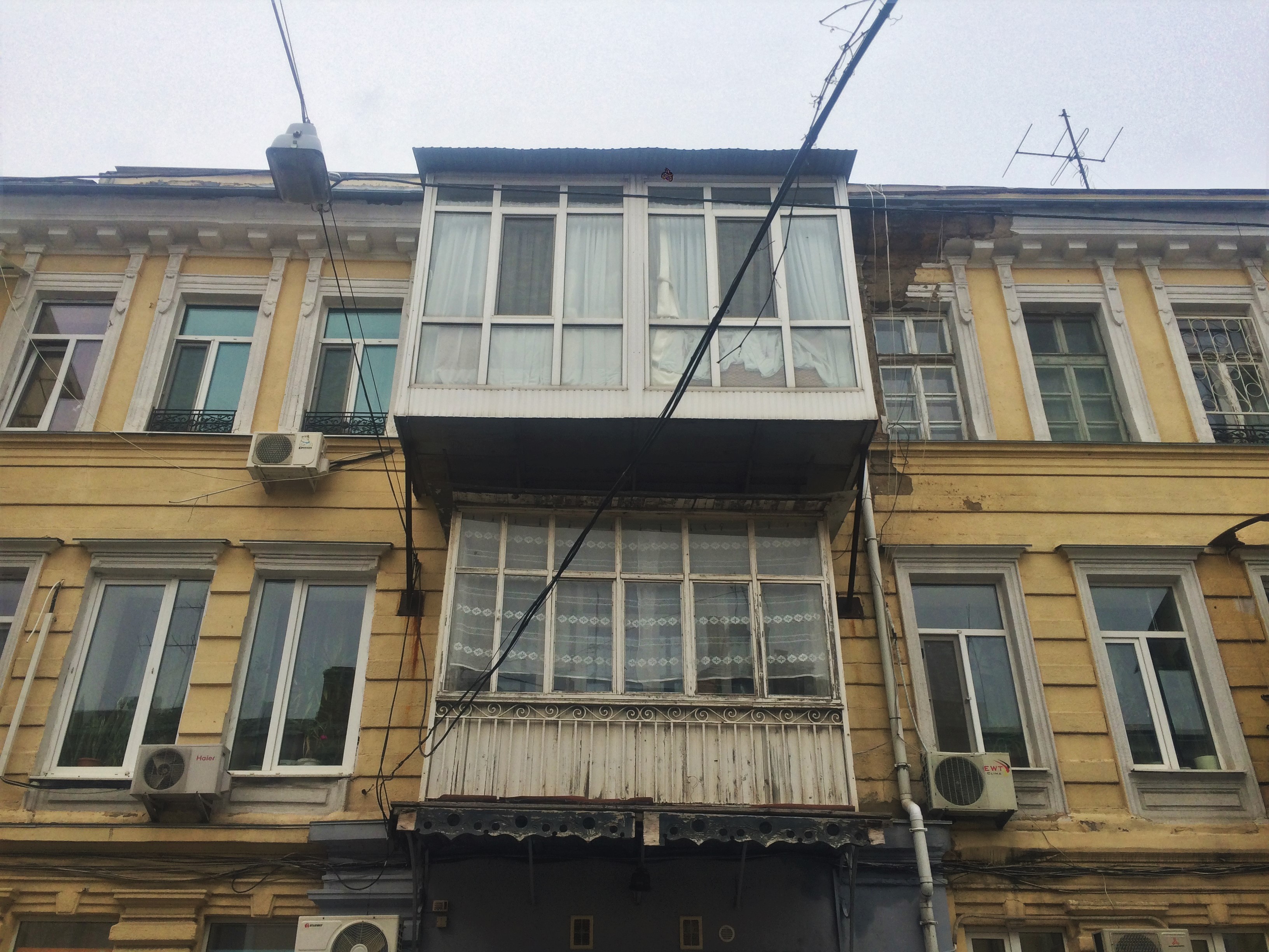 У Києві готують проект про заборону прибудов на фасадах — КМДА