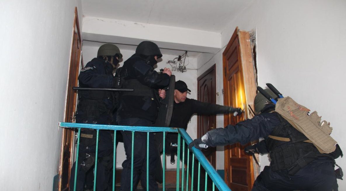 Зачинився у квартирі та ввімкнув газ: поліція запобігла вибуху на Житомирщині
