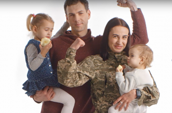 Мама на війні, а тато вдома з дітьми: Міністерство інформполітики продовжує серію роликів про гендерну рівність