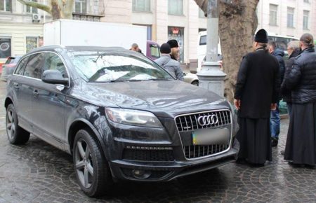 «Підозрілий предмет» під авто монаха в Одесі виявилася GPS-трекером — поліція