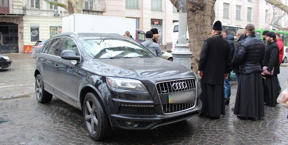 «Підозрілий предмет» під авто монаха в Одесі виявилася GPS-трекером — поліція