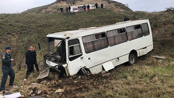В окупованому Криму автобус злетів з дороги: одна людина загинула, ще одна —  у важкому стані