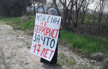 В окупованому Криму затримали матір і дружину ув'язненого кримського татарина Еміра Мамутова