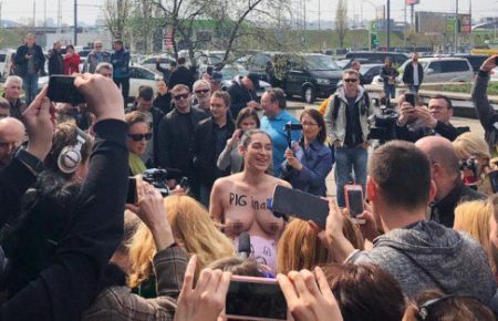 На дільниці Зеленського чекала активістка Femen із написом: «Досить ґвалтувати країну»