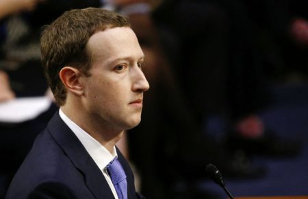 Акціонери Facebook наполягають на звільненні Цукерберга з посади голови правління