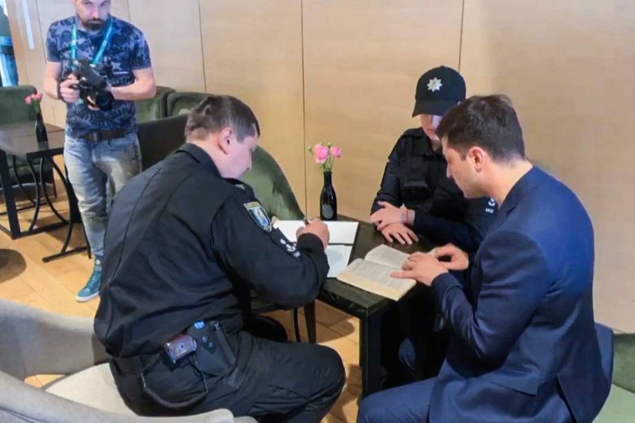 До Зеленського приїхала поліція через демонстрацію бюлетеня на дільниці, йому виписують штраф