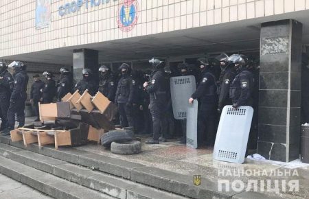 Поліція затримала у Києві 62 чоловіків, які намагалися захопити спорткомплекс
