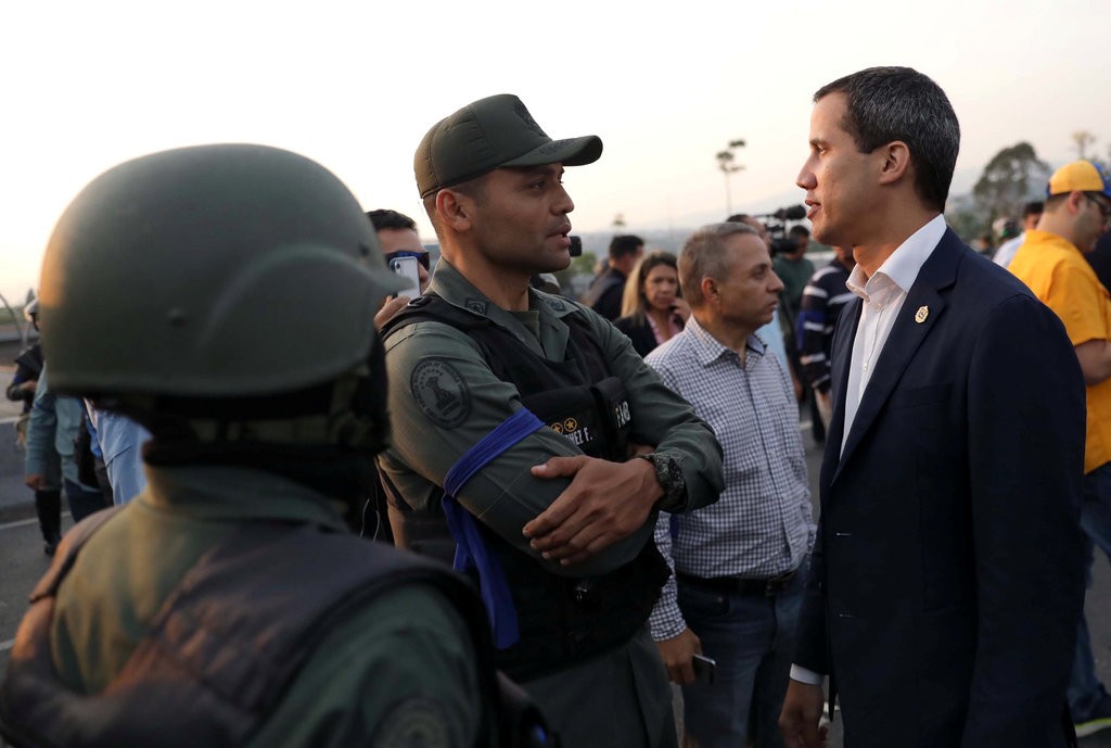 Лідер опозиції Венесуели Гуайдо закликав військових до повстання
