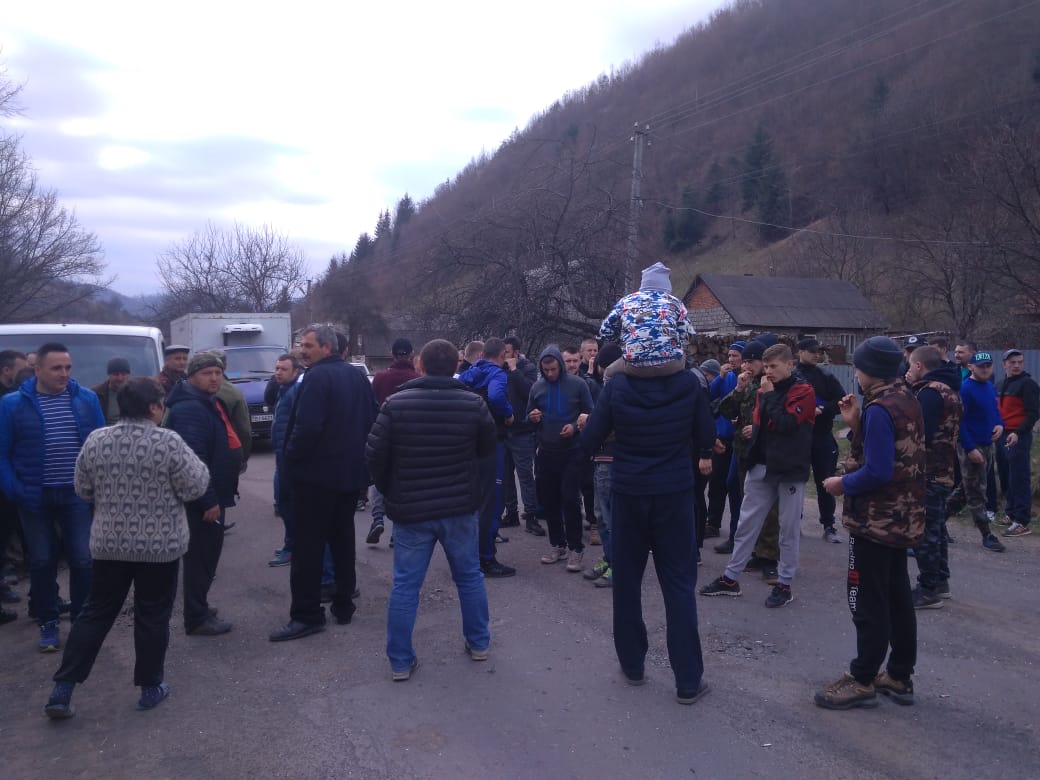 У селі на Закарпатті місцеві жителі перешкоджають встановленню паркана на кордоні з Румунією