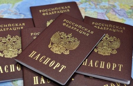 «Не маю інформації із цього приводу» — Пєсков про можливу видачу паспортів РФ жителям окупованої частини Донбасу
