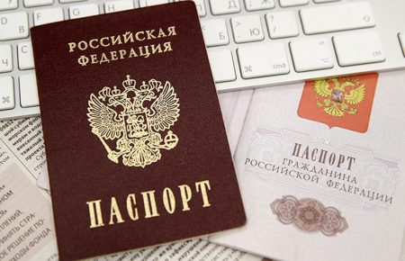 На Луганщине россияне заставляют жителей брать паспорта РФ в обмен на уголь и дрова