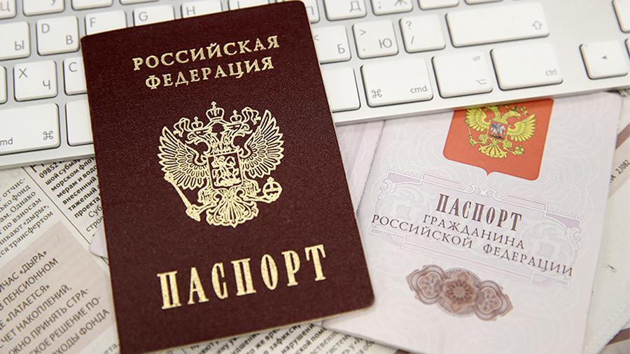 «Поки нема коментарів» — Пєсков про видачу паспортів РФ жителям окупованих територій Луганщини та Донеччини