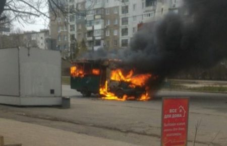 В окупованому Луганську згоріла маршрутка, одну людину шпиталізували