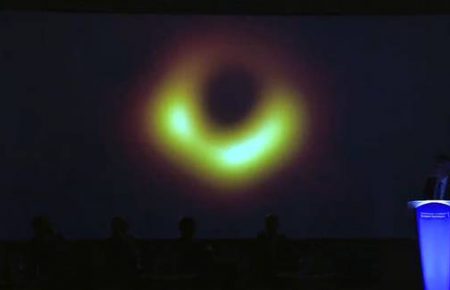 Вчені оприлюднили перше фото чорної діри