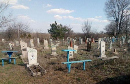 На цвинтарі на Донеччині стався вибух, поранено місцеву жительку — поліція