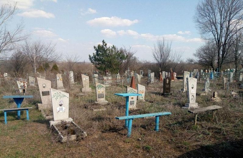 На цвинтарі на Донеччині стався вибух, поранено місцеву жительку — поліція