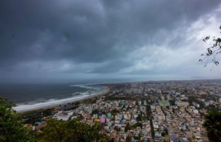 В Індії через шторм «Фані» евакуювали тисячі жителів східного узбережжя