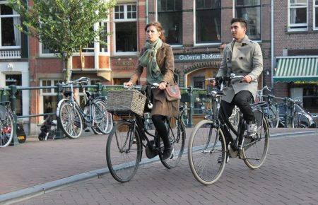 В Амстердамі з 2030 року повністю заборонять авто на бензині й дизпаливі