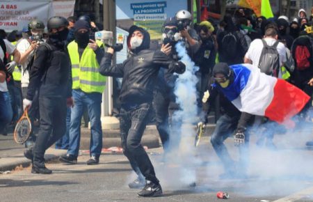 У Парижі під час демонстрації до 1 травня поліція затримала 165 людей